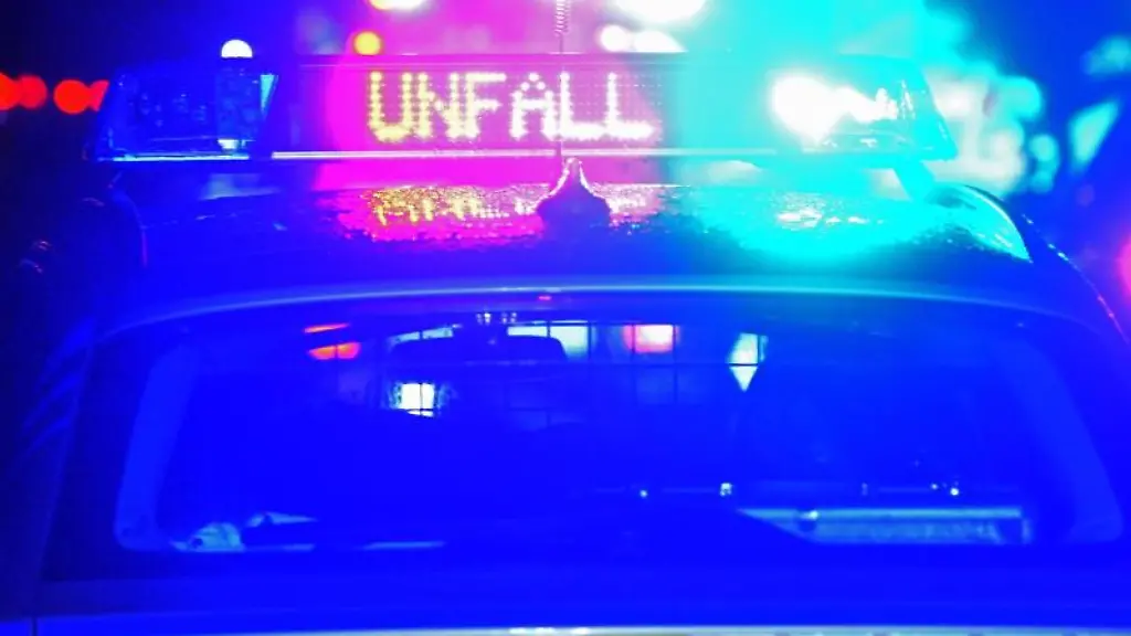 Polizei-Blaulicht-bei-Unfallaufnahme