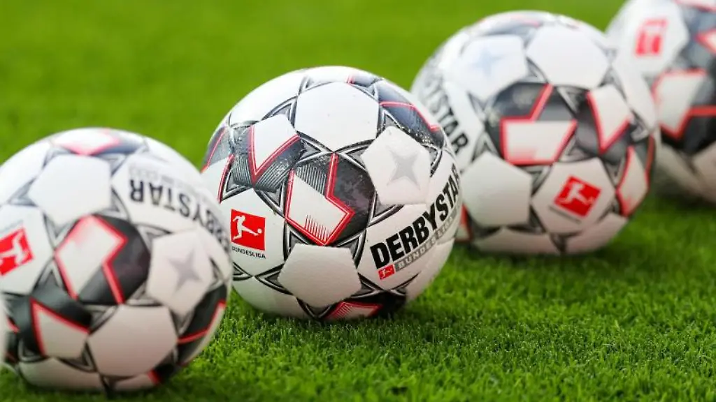 Eine-Reihe-von-Fussbaellen-auf-dem-Rasen