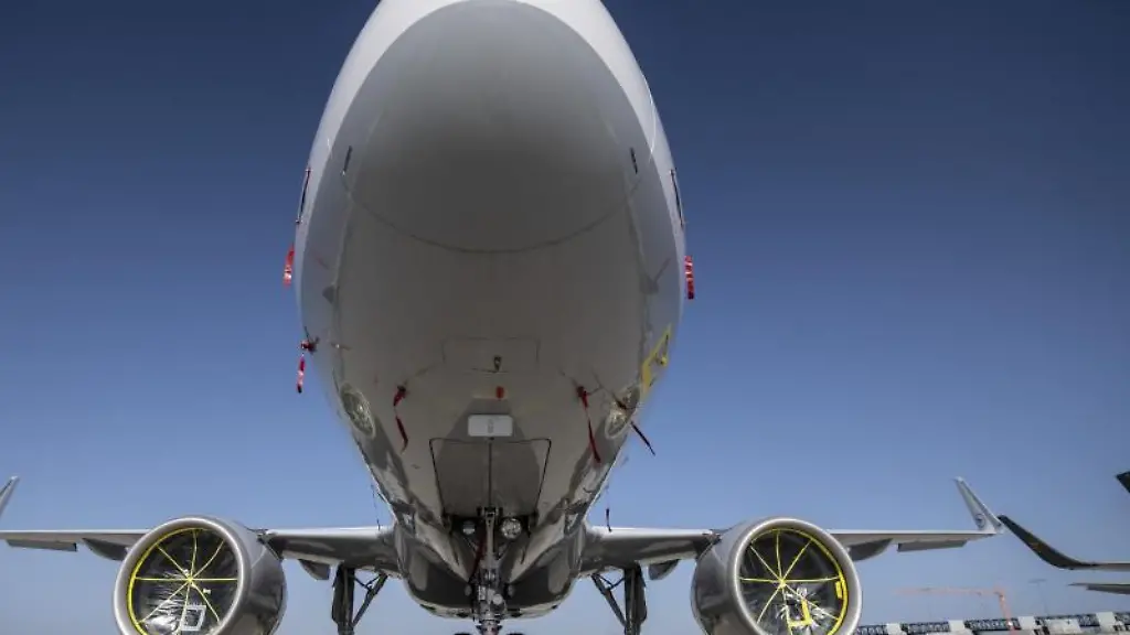 Eine-Passagiermaschine-steht-auf-einem-Flughafen