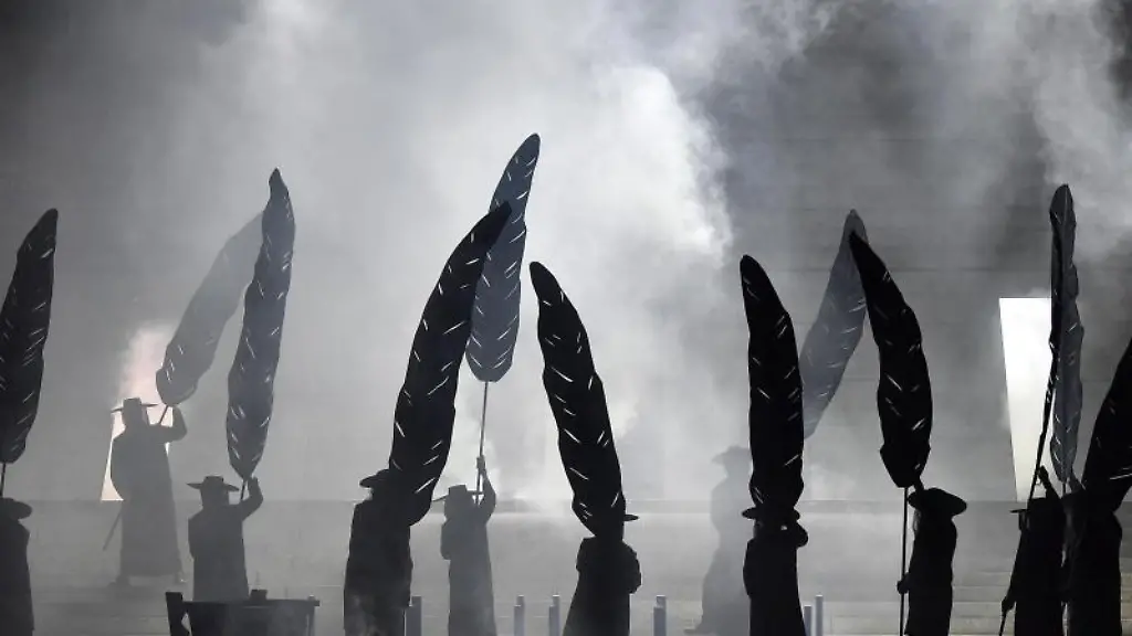 Das-Ensemble-waehrend-der-Hauptprobe-von-Die-Jungfrau-von-Orleans-fuer-die-Domstufen-Festspiele