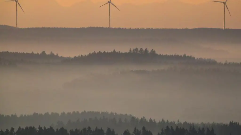 Windraeder-werden-am-Morgen-durch-die-aufgehende-Sonne-angestrahlt