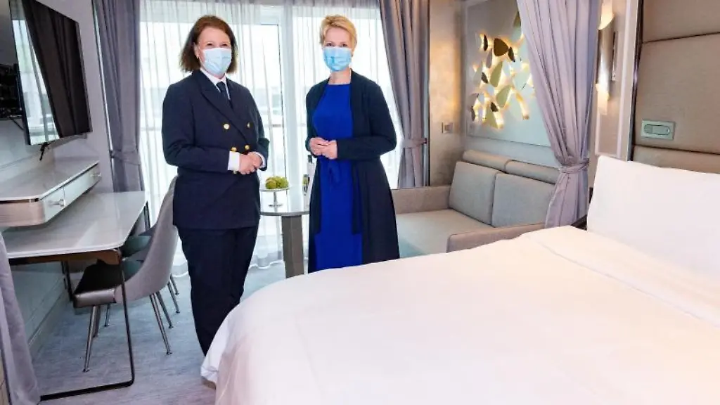 Manuela-Schwesig-SPD-l-Ministerpraesidentin-von-Mecklenburg-Vorpommern-und-Sonja-Gruber-Hotelchefin-auf-dem-Schiff-steht-nach-der-Taufe-des-neuen-Expeditions-Kreuzfahrtschiffs-Crystal-Endeavor-in-einer-der-Luxuskabine