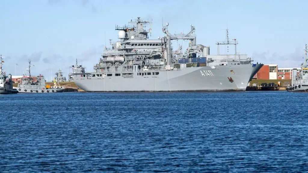 Das-Marineschiff-Berlin-faehrt-aus-dem-Hafen