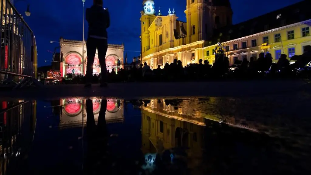 Zuschauer-verfolgen-im-Rahmen-der-Konzertreihe-Klassik-am-Odeonsplatz-ein-Konzert