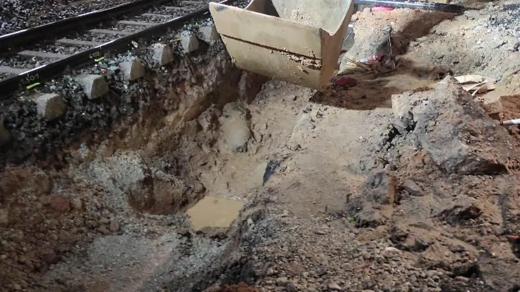 Ein-Bagger-graebt-am-Gleisbett-in-dem-eine-Weltkriegsbombe-gefunden-wurde