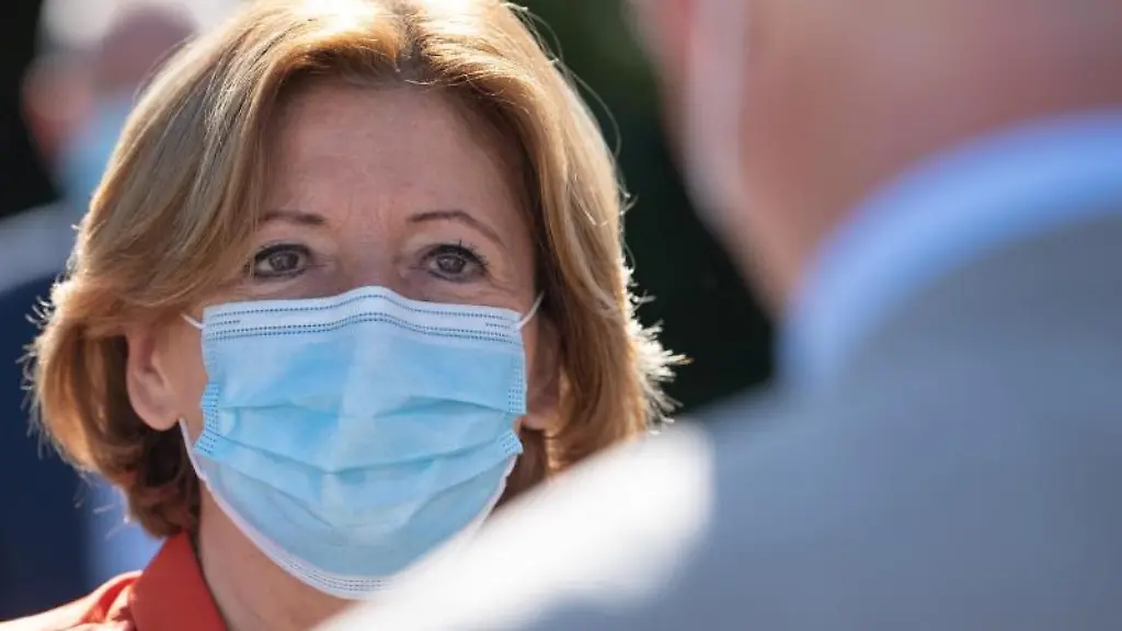 Malu-Dreyer-SPD-spricht-mit-Maske