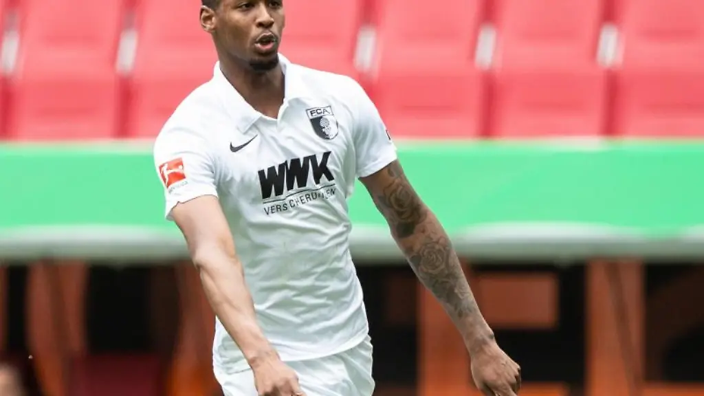 Reece-Oxford-vom-FC-Augsburg-spielt-den-Ball