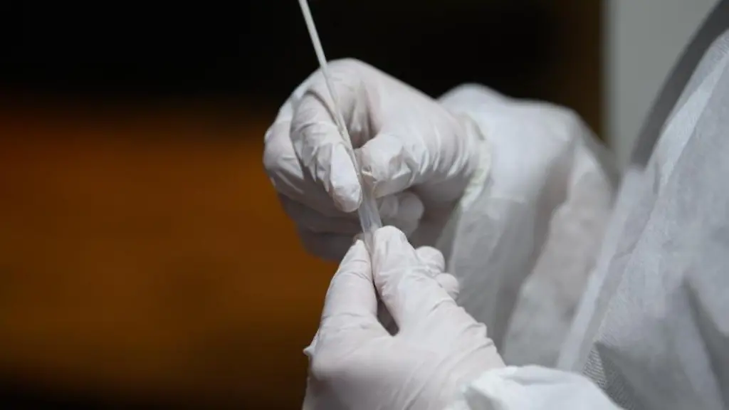 Ein-Corona-Schnelltest-wird-in-einer-Teststation-aufbereitet