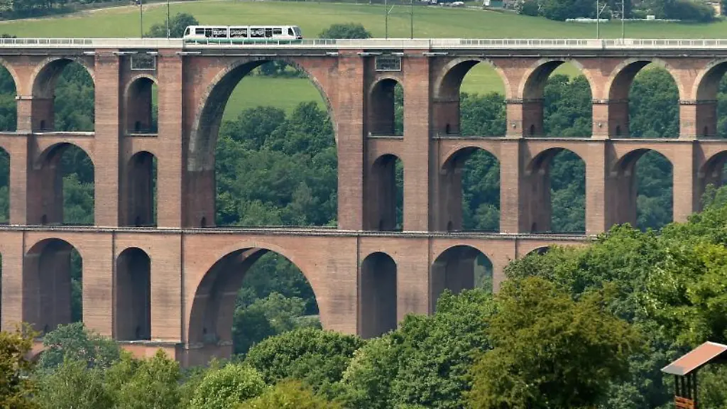 Ein-Zug-ueberquert-die-Goeltzschtalbruecke-in-Netzschkau-Sachsen