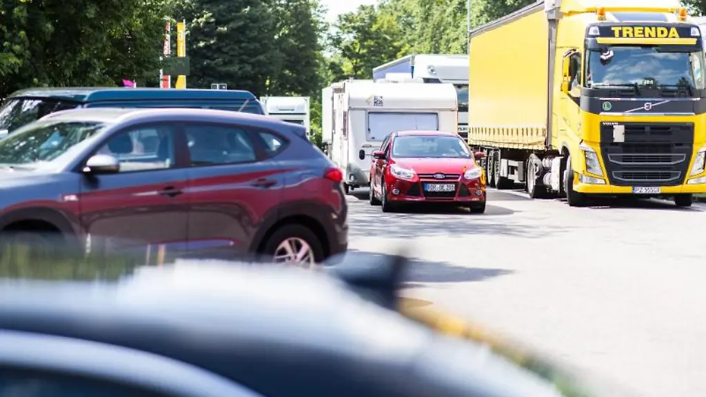 Zahlreiche-PKW-und-LKW-sind-waehrend-der-Ferien-unterwegs