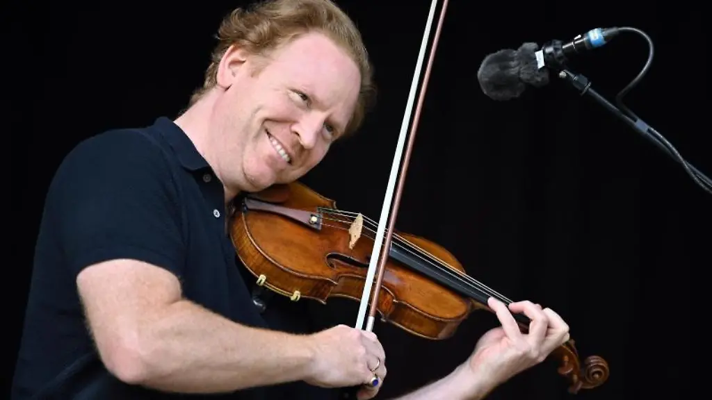 Daniel-Hope-irisch-deutscher-Geiger-fotografiert-bei-einer-Probe