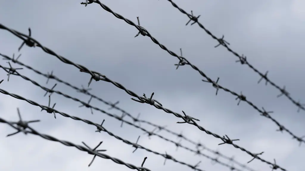 Stacheldraht-gegen-grauen-Himmel