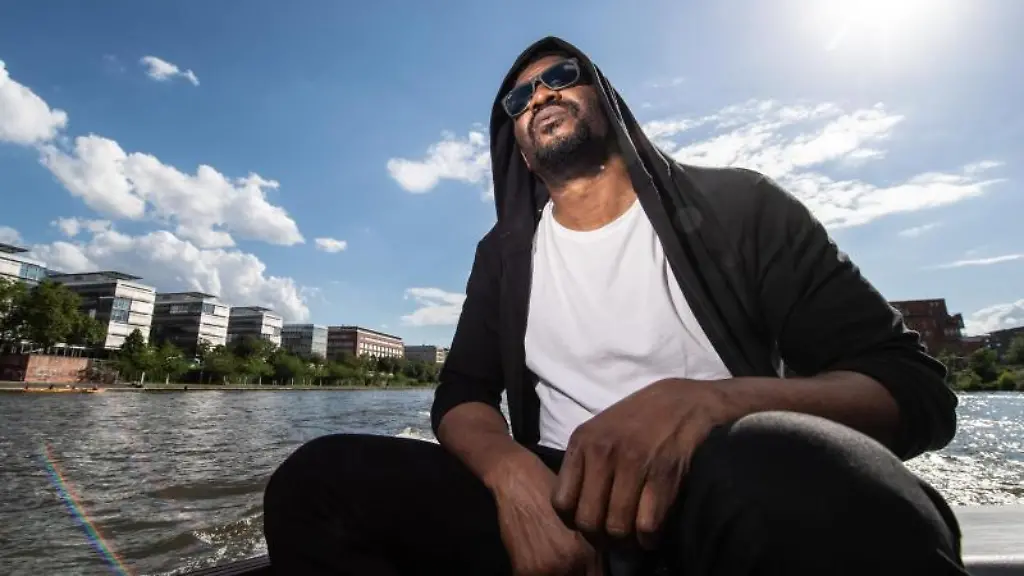 Der-nigerianische-Kuenstler-Emeka-Ogboh-sitzt-auf-einem-Boot-auf-dem-Main