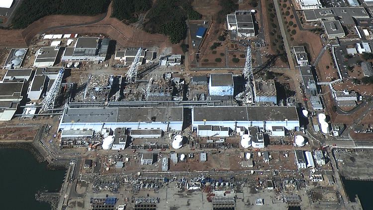 Das Atomkraftwerk Fukushima mitsamt der beschädigten Reaktorblöcke.