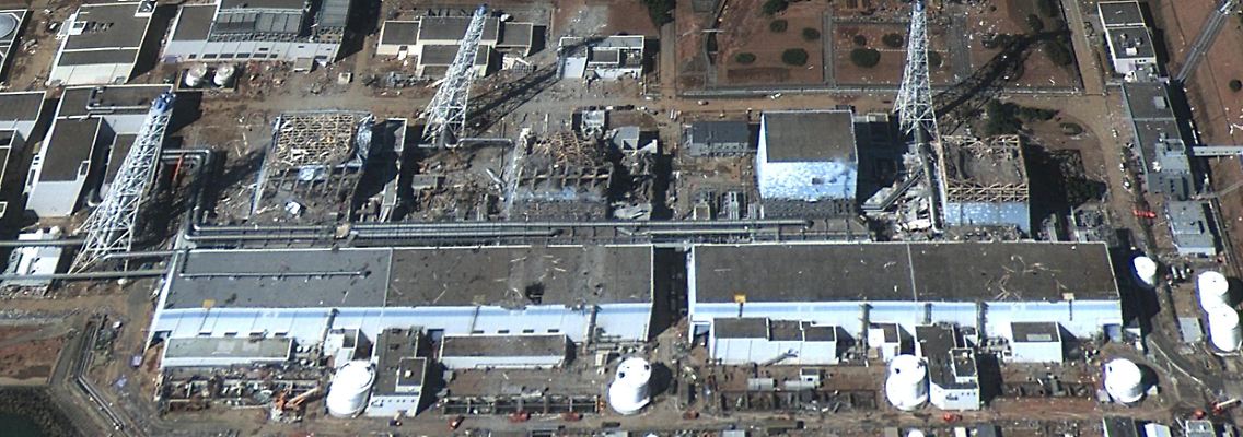 Das Atomkraftwerk Fukushima mitsamt der beschädigten Reaktorblöcke.