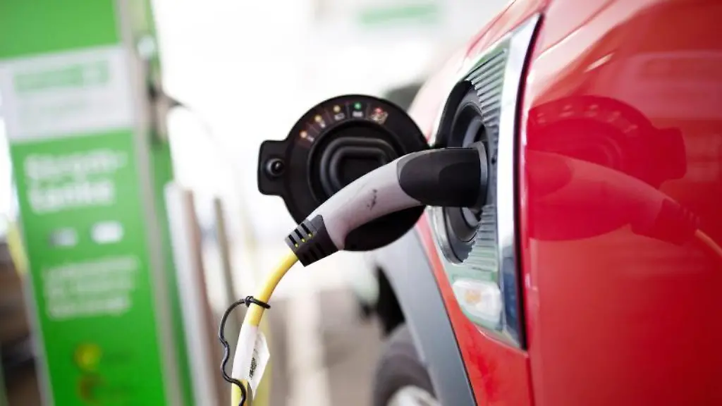 Ein-Elektroauto-wird-an-einer-Ladestation-geladen