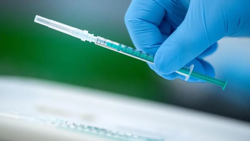 Ein-medizinischer-Mitarbeiter-haelt-eine-Impfspritze-in-der-Hand