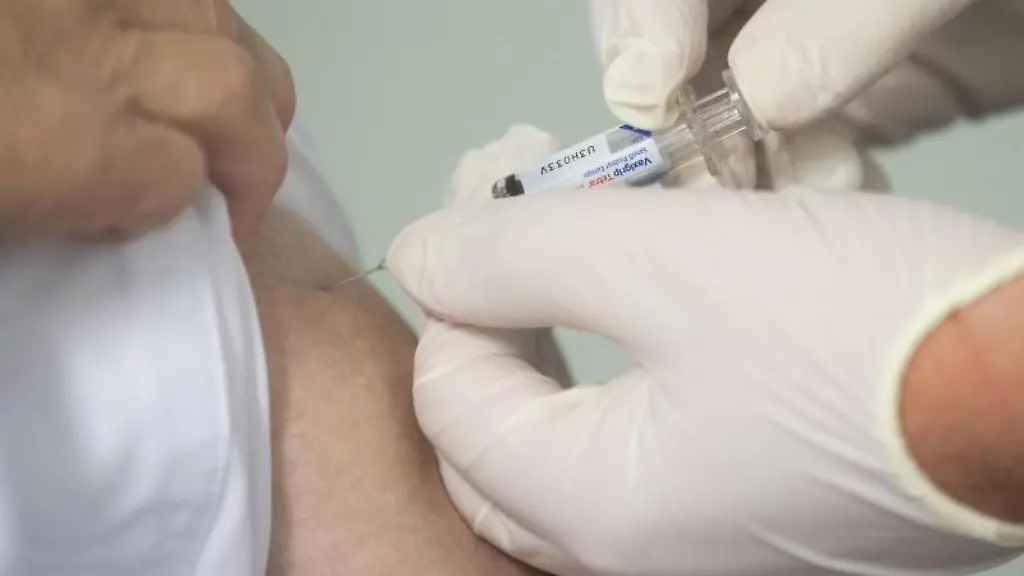 Ein-Mann-wird-geimpft