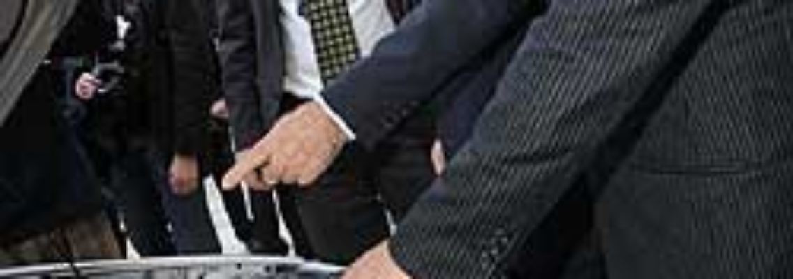 Amit Yudan von Better Place (l.), Österreichs Präsident Heinz Fischer (m.) und Better-Place-Vorstand Idan Offer inspizieren den Antrieb des Prototypen EV.