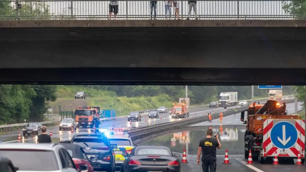 Fahrzeuge-und-Menschen-stehen-vor-einem-gesperrten-Teil-der-A42-bei-Herne