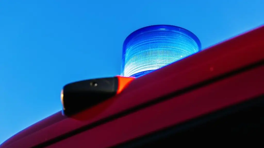 Das-Blaulicht-leuchtet-auf-dem-Dach-eines-Feuerwehrfahrzeugs