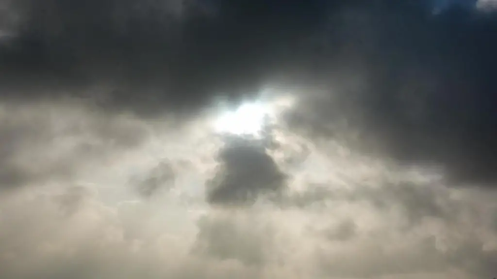 Die-Sonne-kommt-hinter-einer-dunklen-Wolkendecke-hervor