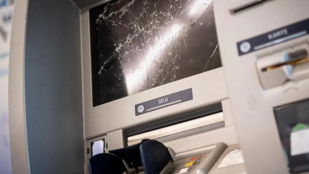 Ein-gesprengter-Geldautomat