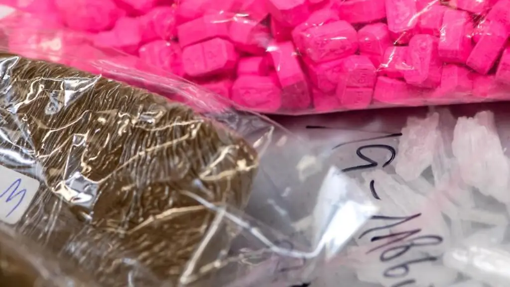 Haschisch-vorne-l-Ecstasy-oben-und-Crystal-liegen-in-einem-Labor-auf-einem-Tisch