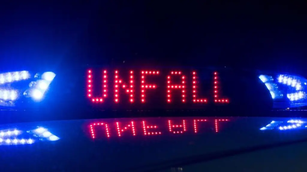 Blaulicht-und-der-Hinweis-Unfall-leuchten-auf-dem-Dach-eines-Polizeiwagens