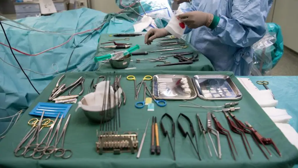 Operationsbesteck-liegt-in-einem-OP-Saal-auf-dem-Tisch