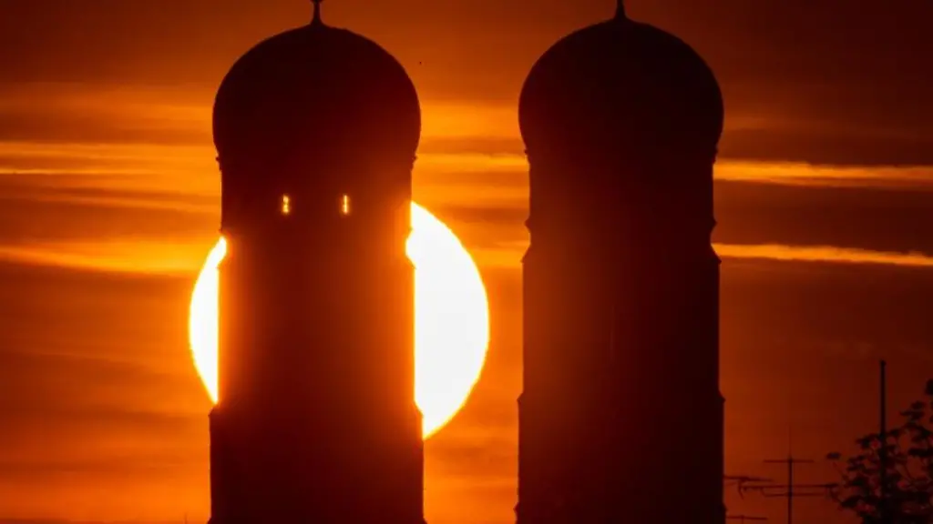 Die-Sonne-geht-hinter-den-Tuermen-des-Liebfrauendoms-auf