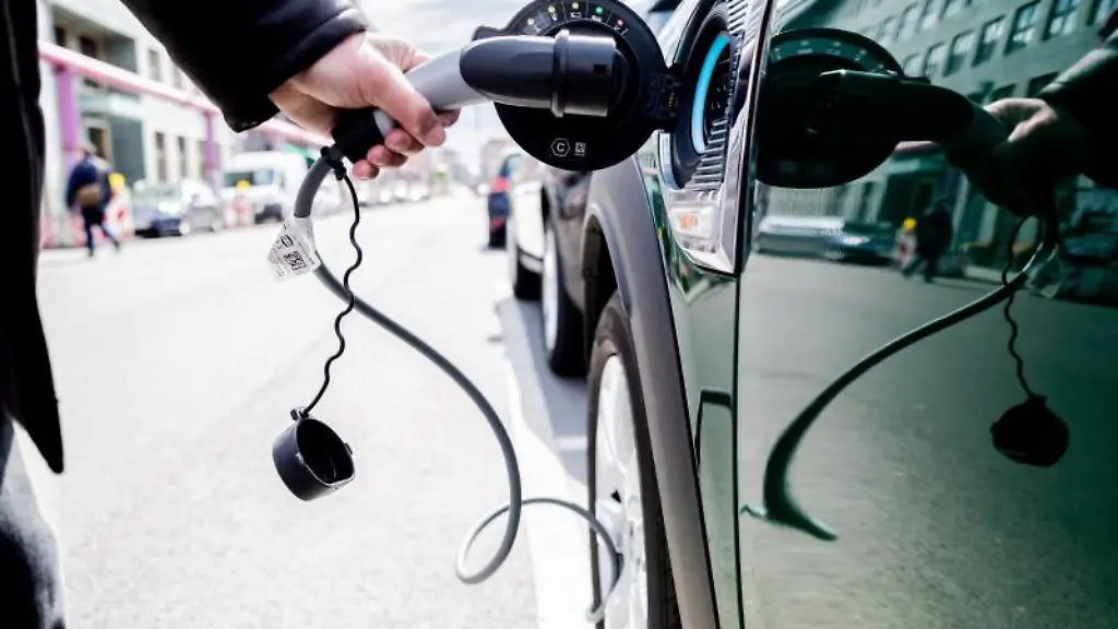 Ein-Mann-entfernt-den-Stecker-an-einem-Auto-mit-Plug-in-Hybrid-Antrieb