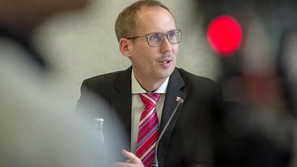 Hessens-Sozialminister-Kai-Klose-Gruene-spricht-bei-einer-Pressekonferenz