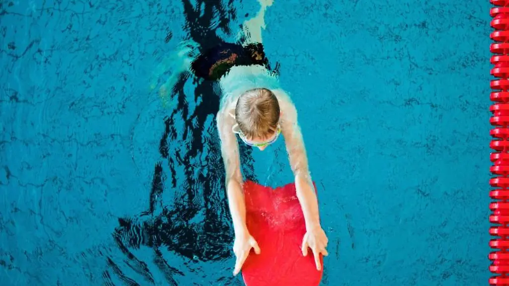 Ein-Junge-nimmt-an-einem-Schwimmkurs-fuer-Kinder-teil