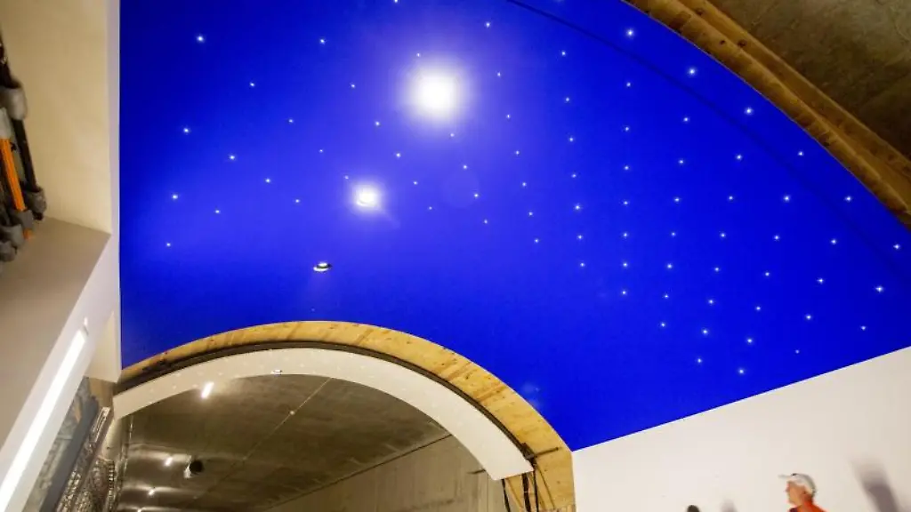 Der-elektrische-Sternenhimmel-des-U-Bahnhofs-Museumsinsel