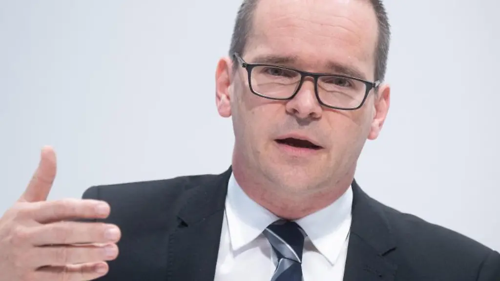 Niedersachsens-Kultusminister-Grant-Hendrik-Tonne-SPD-spricht-bei-einer-Pressekonferenz