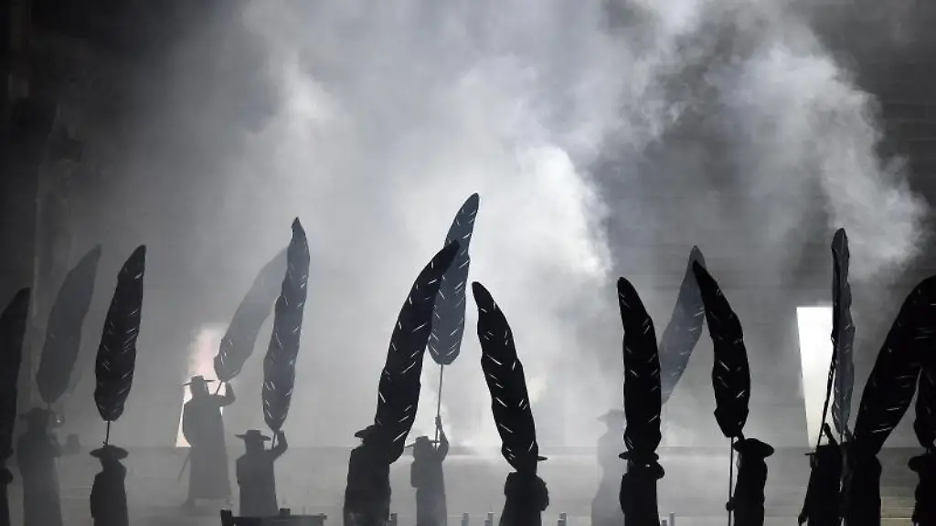 Das-Ensemble-waehrend-der-Hauptprobe-von-Die-Jungfrau-von-Orleans-fuer-die-Domstufen-Festspiele