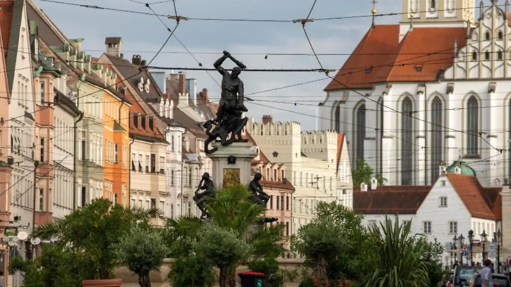 Der-Herkulesbrunnen-in-der-Maximilianstrasse