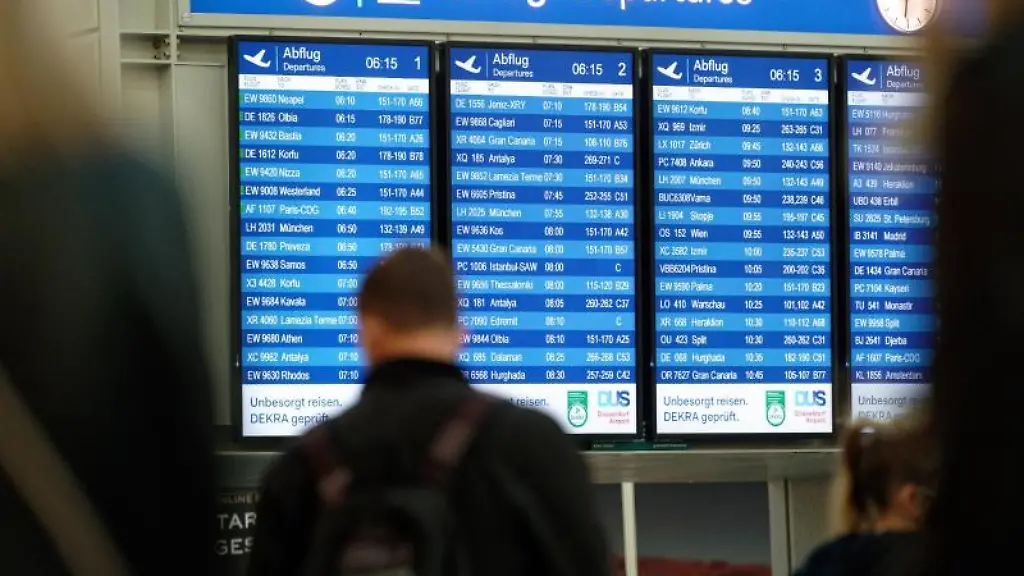 Eine-Tafel-in-einer-Abflughalle-zeigt-eine-grosse-Zahl-von-Fluegen
