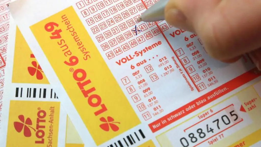 Ein-Kreuz-auf-einem-Lotto-Spielschein