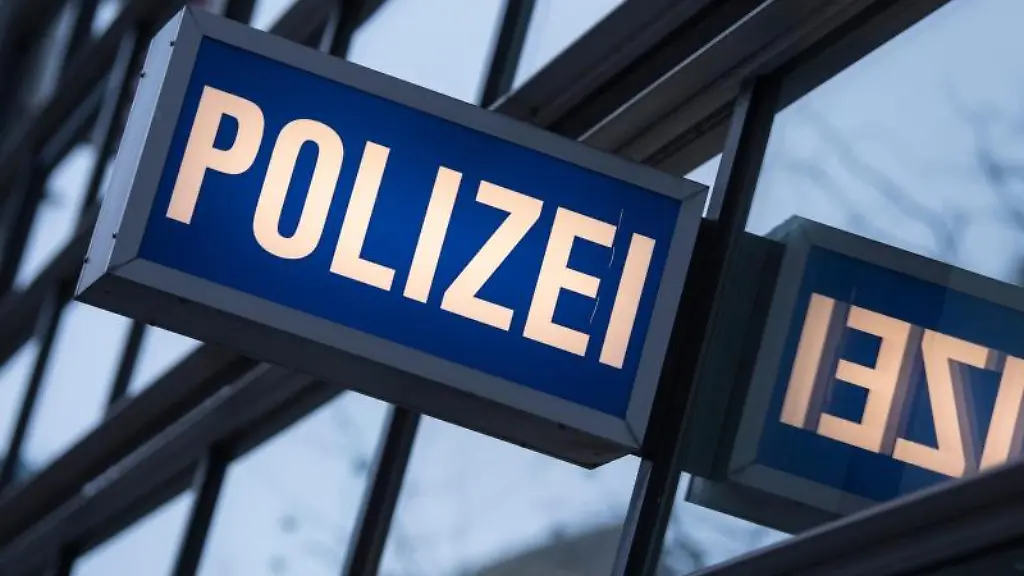 Der-Schriftzug-Polizei-an-einem-Polizeirevier