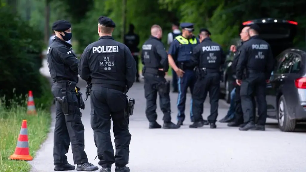 Polizisten-untersuchen-im-Englischen-Garten-einen-Tatort