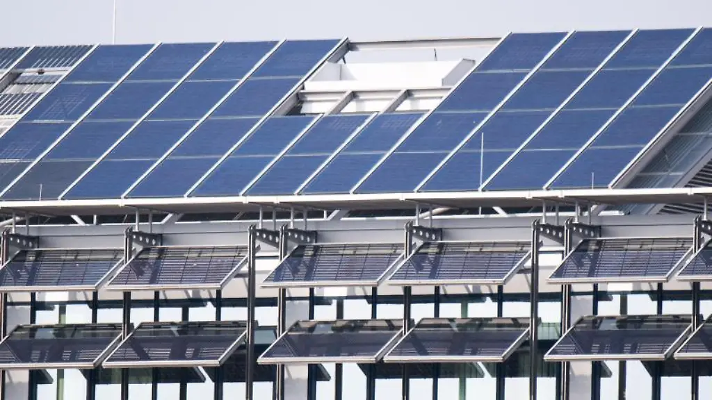 Eine-Photovoltaikanlage-auf-einem-Dach-erzeugt-Strom