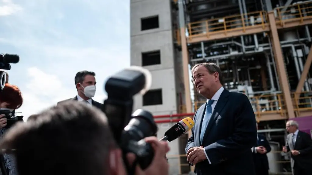 Der-Ministerpraesident-von-Nordrhein-Westfalen-Armin-Laschet-CDU-2-v-r-beantwortet-Fragen-von-Pressevertretern-vor-einer-neuen-Anlage-von-Evonik