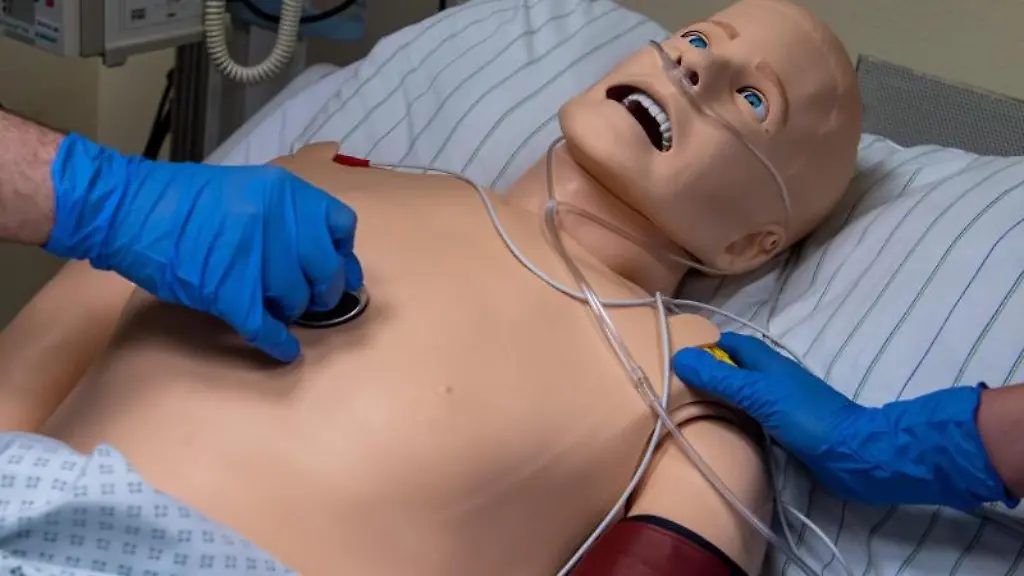 Angehende-Mediziner-untersuchen-einen-Intensivpatienten-der-durch-eine-Puppe-dargestellt-wird
