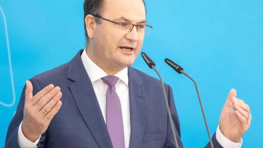 Albert-Fueracker-CSU-Finanzminister-von-Bayern-spricht