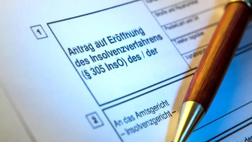 Ein-Kugelschreiber-liegt-auf-einem-Antrag-zur-Eroeffnung-eines-Insolvenzverfahrens