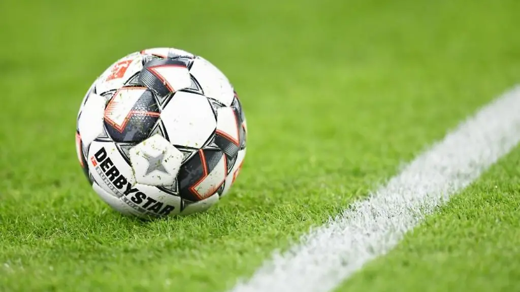 Ein-Fussball-liegt-auf-dem-Rasen