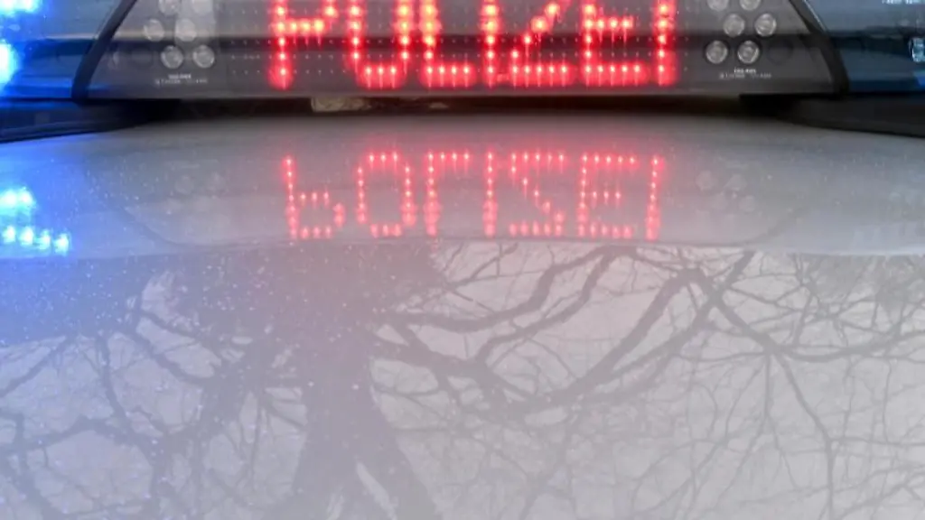 Die-Schriftzug-Polizei-leuchtet-auf-dem-Dach-eines-Streifenwagens-der-Polizei