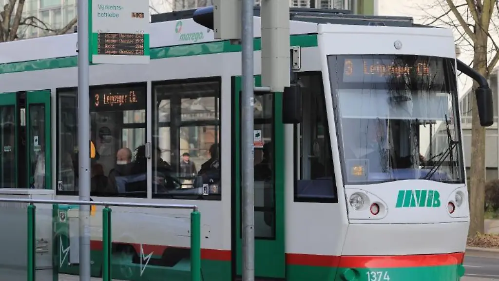 Eine-Strassenbahn-der-Magdeburger-Verkehrsbetriebe-GmbH-MBV
